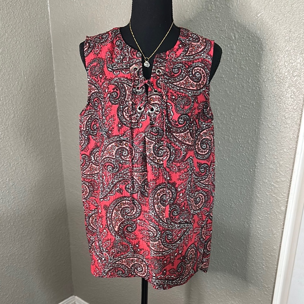 DANA BUCHMAN‎ Relaxed Tie Front Blouse in red/black paisley
